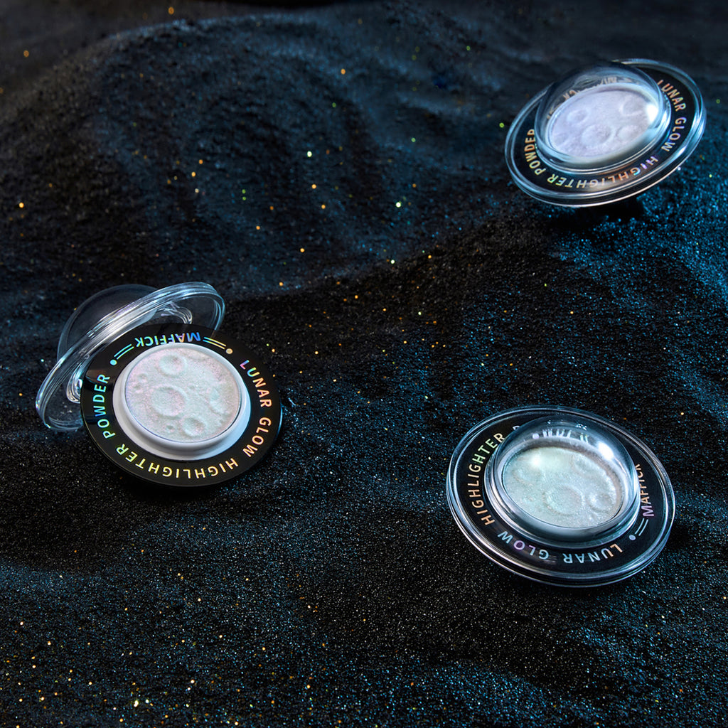 Planet highlighter powder brightens the whole body, with a burst of nasal shadows and a three-dimensional highlight on the face