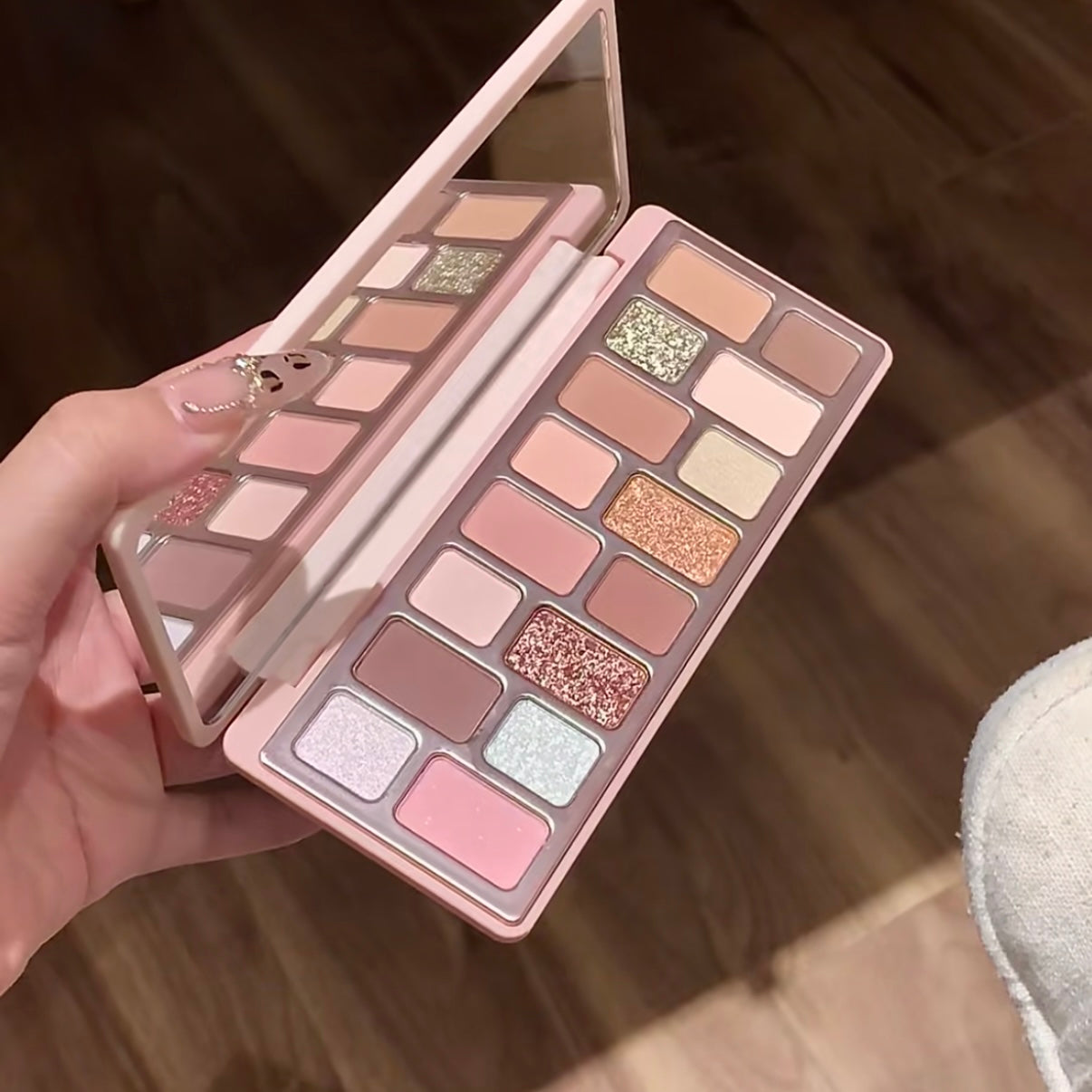 16 Color Eyeshadow Qianyan Plate Glitter Chamelon Matte Pearlescent Explosive Flash Plate Qian Yan Cowherd Sequins